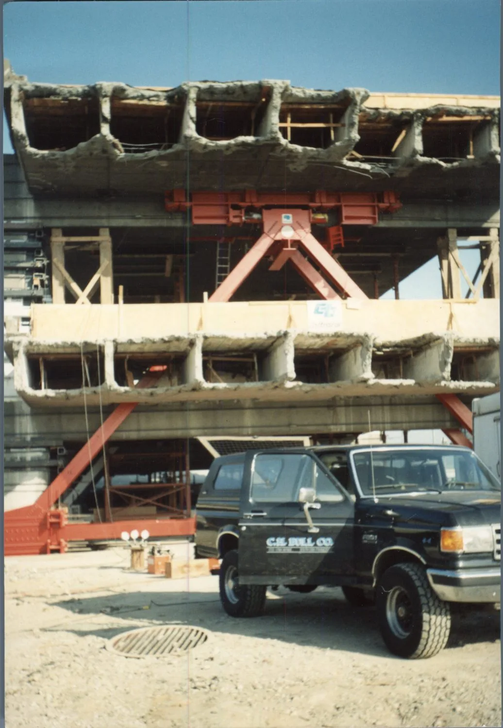 Hydraulic system at a repaired freeway column