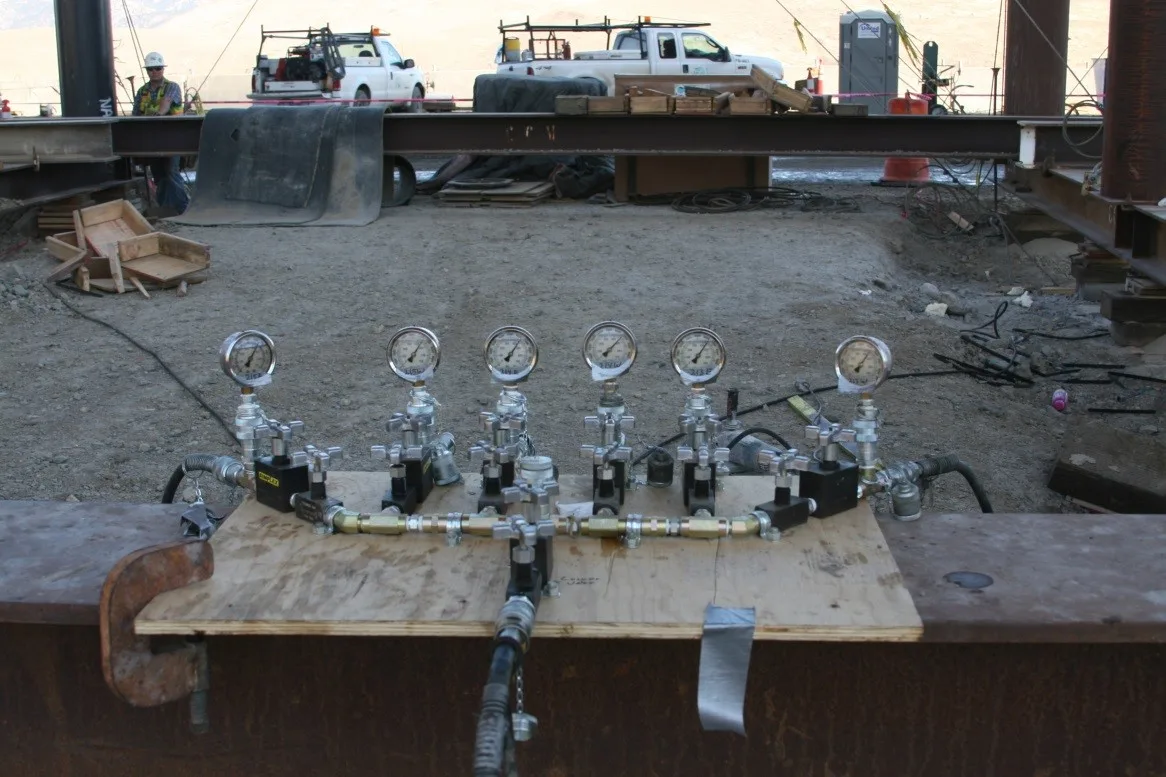 manifold controlling jacks